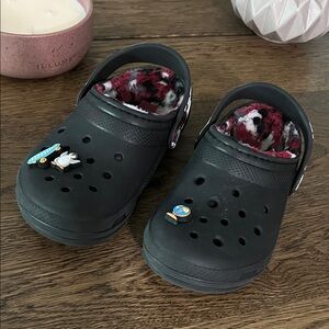 CROCS Kids Black Slippers with Patterned Lining